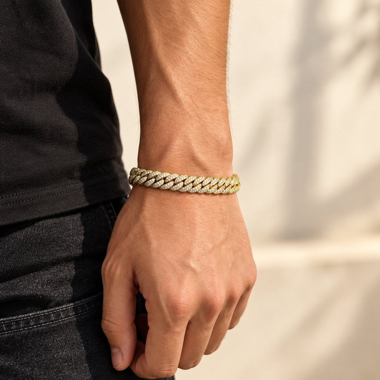 Iced out Cuban Armband, 10 mm am Handgelenk getragen
