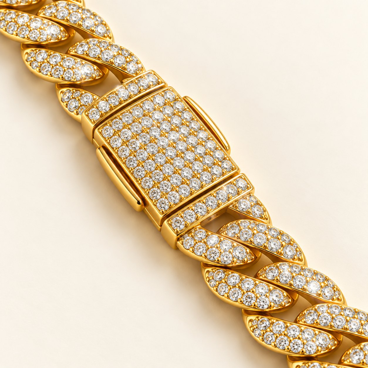 Iced out Cuban Kette 10 mm: Nahaufnahme des Kastenverschlusses