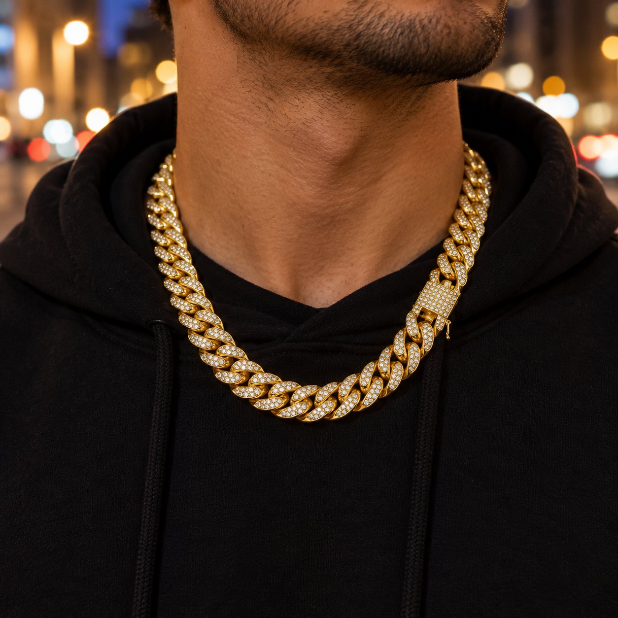 Goldene iced out Cuban Kette über einem schwarzen Hoodie