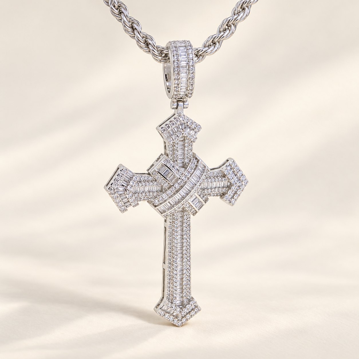 Iced out Kreuz Anhänger in Silber mit Baguette-Zirkonia und Rope Kette