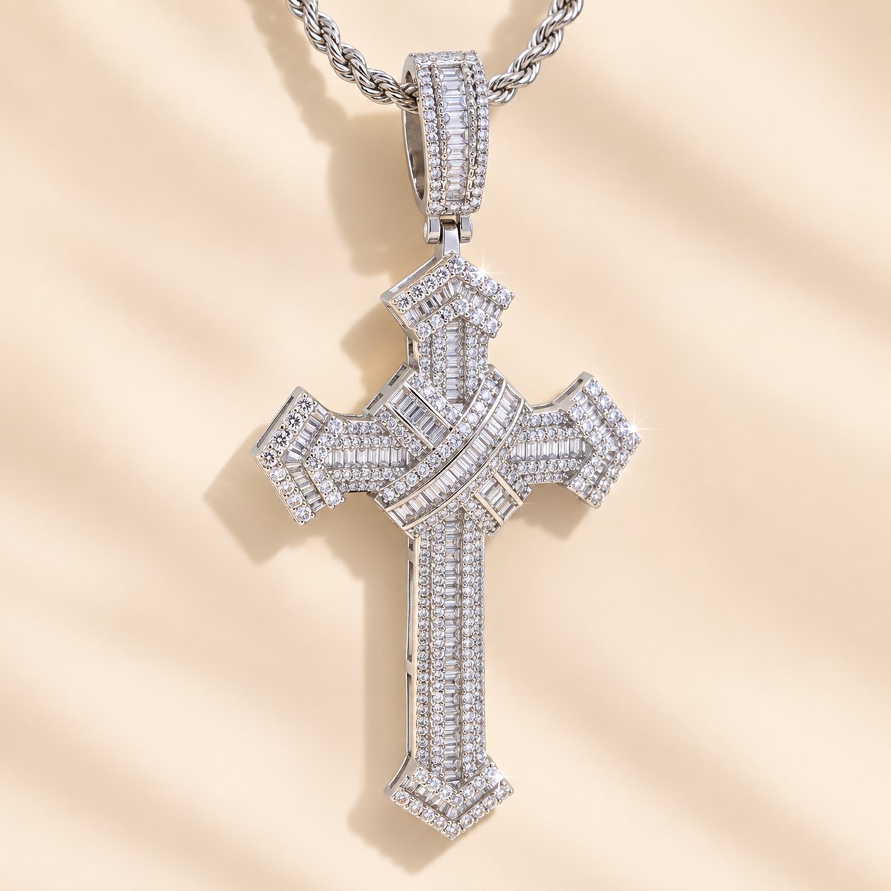Iced out Kreuz Anhänger: Nahaufnahme von Zifferblatt und Lünette