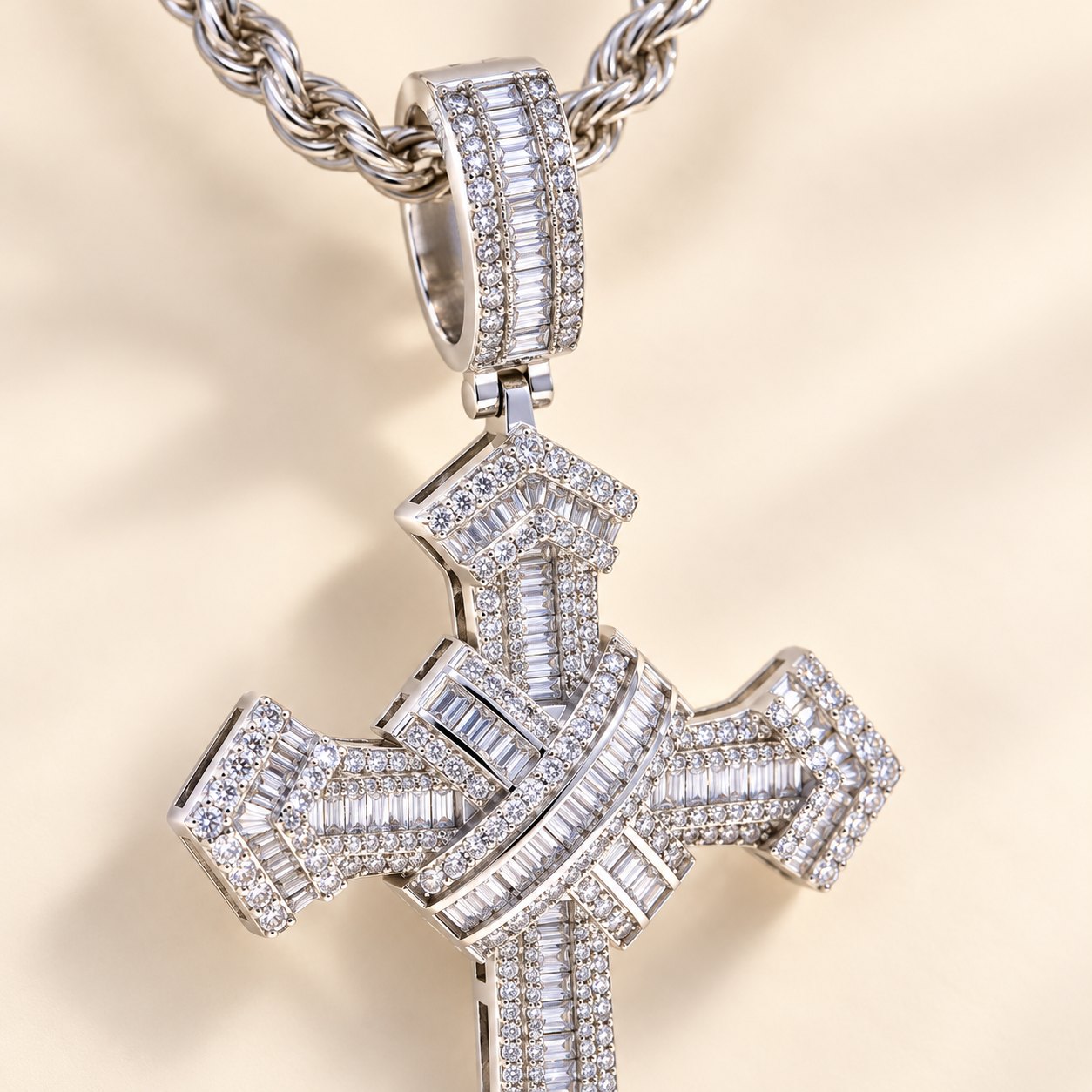 Iced out Kreuz Anhänger: Nahaufnahme von Armband und Verschluss