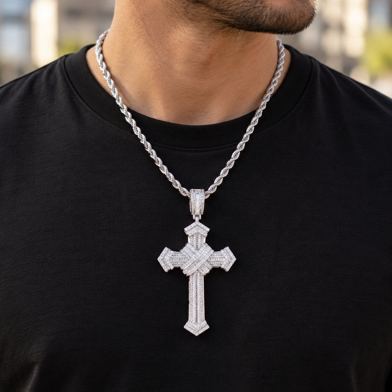 Iced out Kreuz Anhänger: am Hals getragen, Länge und Breite im Vergleich