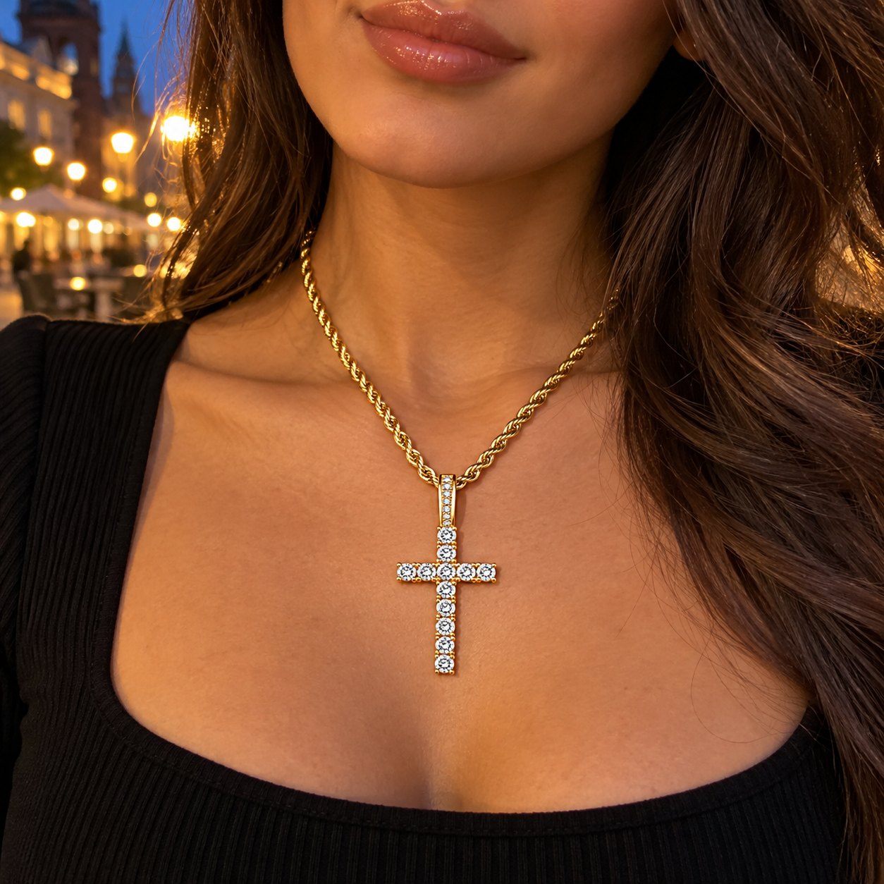 Frau trägt das schmale goldene Kreuz am Abend