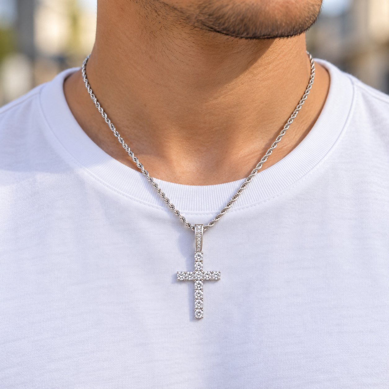 Schmales iced out Kreuz: am Hals getragen, Länge und Breite im Vergleich