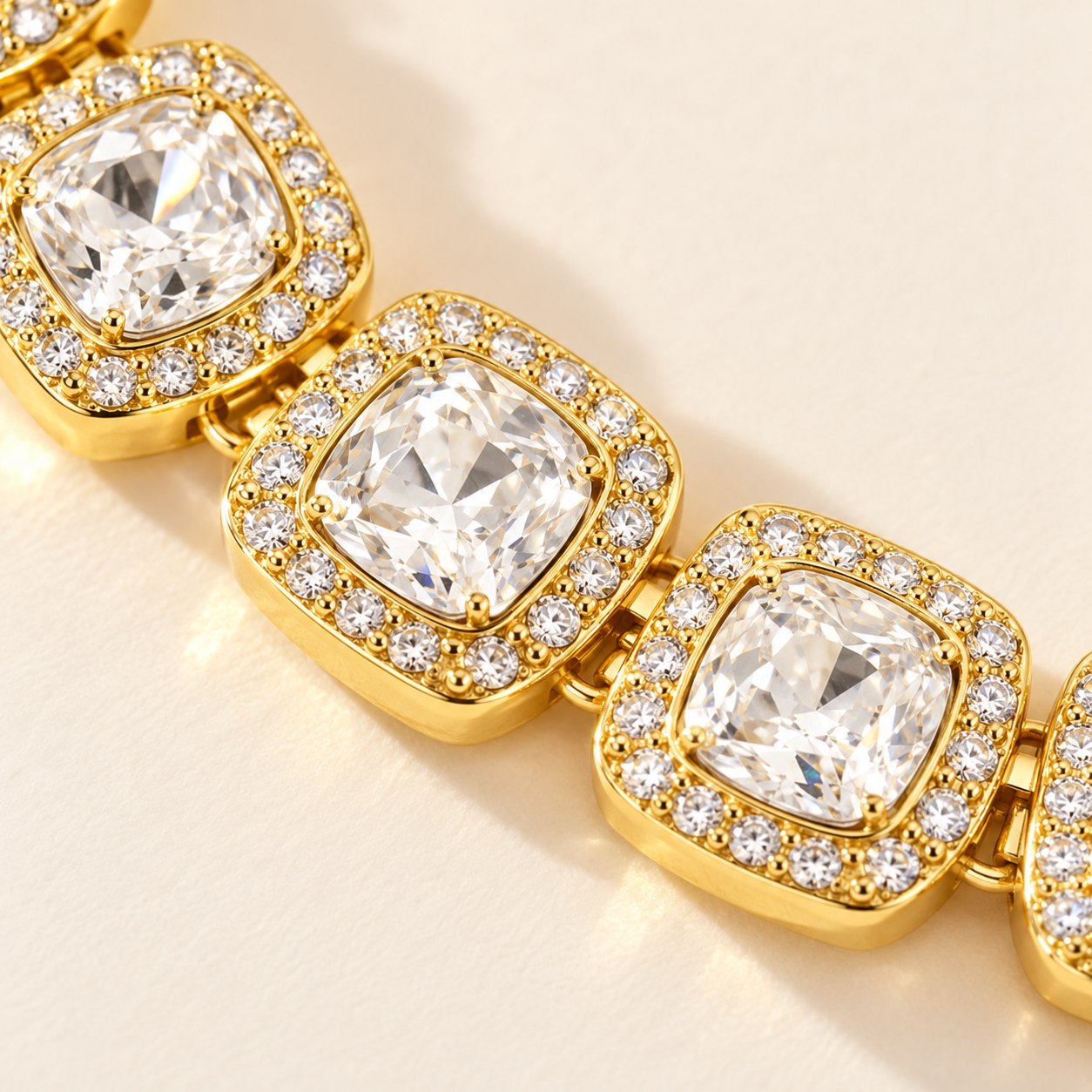 Iced out Tennis Kette: Nahaufnahme von Zifferblatt und Lünette