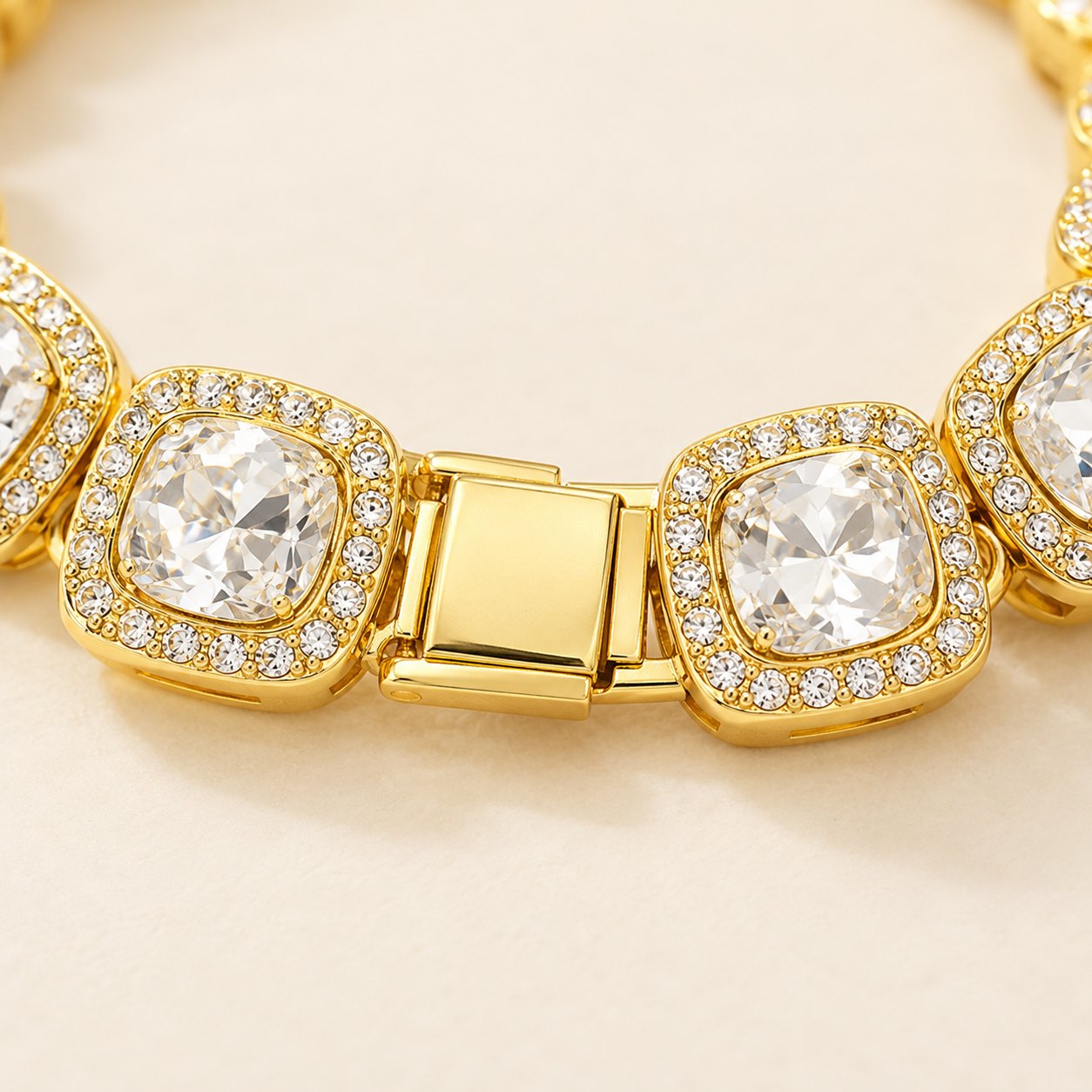 Iced out Tennis Kette: Nahaufnahme von Armband und Verschluss
