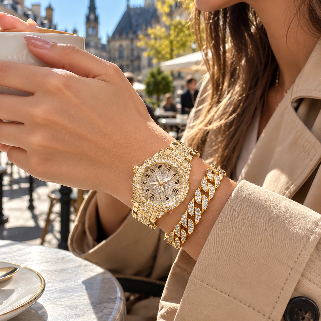 Iced out Damenuhr und Cuban Armband in Gold im Café