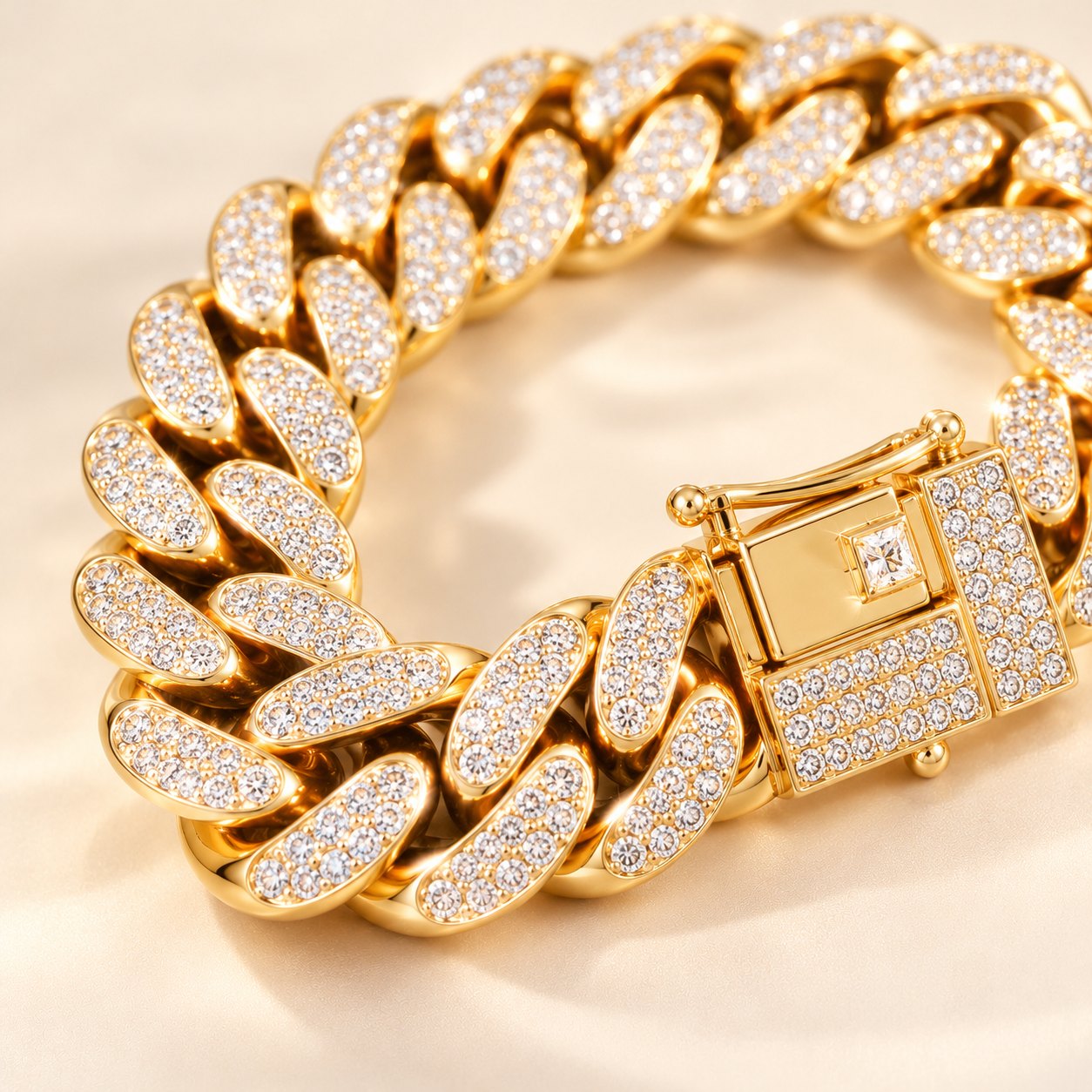 Iced out Damenuhr mit Cuban Armband: Nahaufnahme von Armband