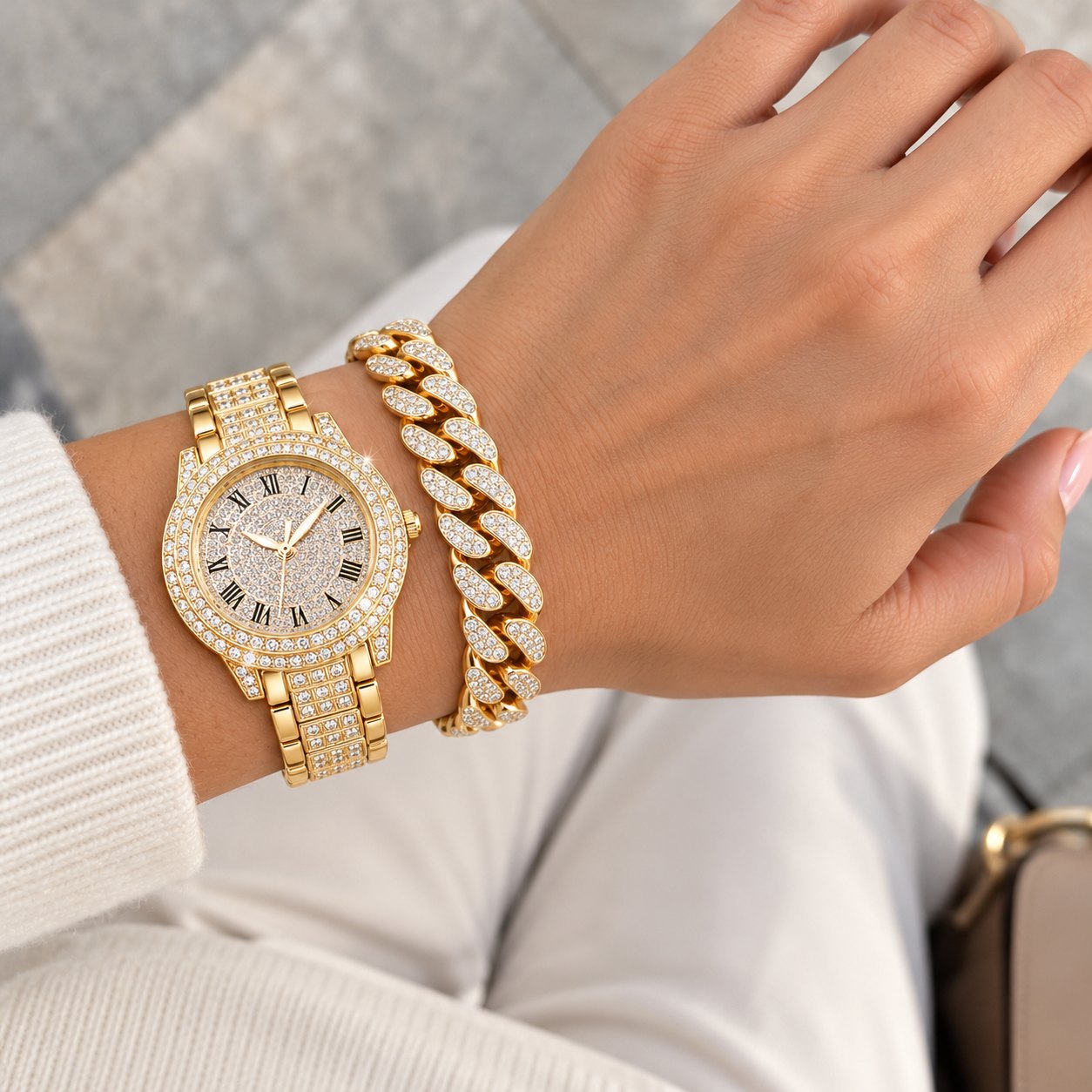 Iced out Damenuhr mit Cuban Armband: am Handgelenk getragen, Größe im Vergleich