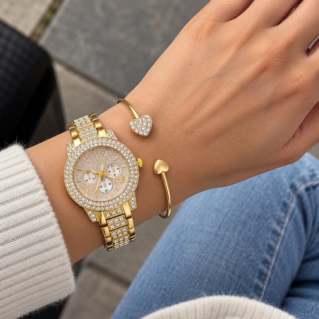 Iced out Uhr Damen Set mit Herz-Schmuck: am Handgelenk getragen, Größe im Vergleich