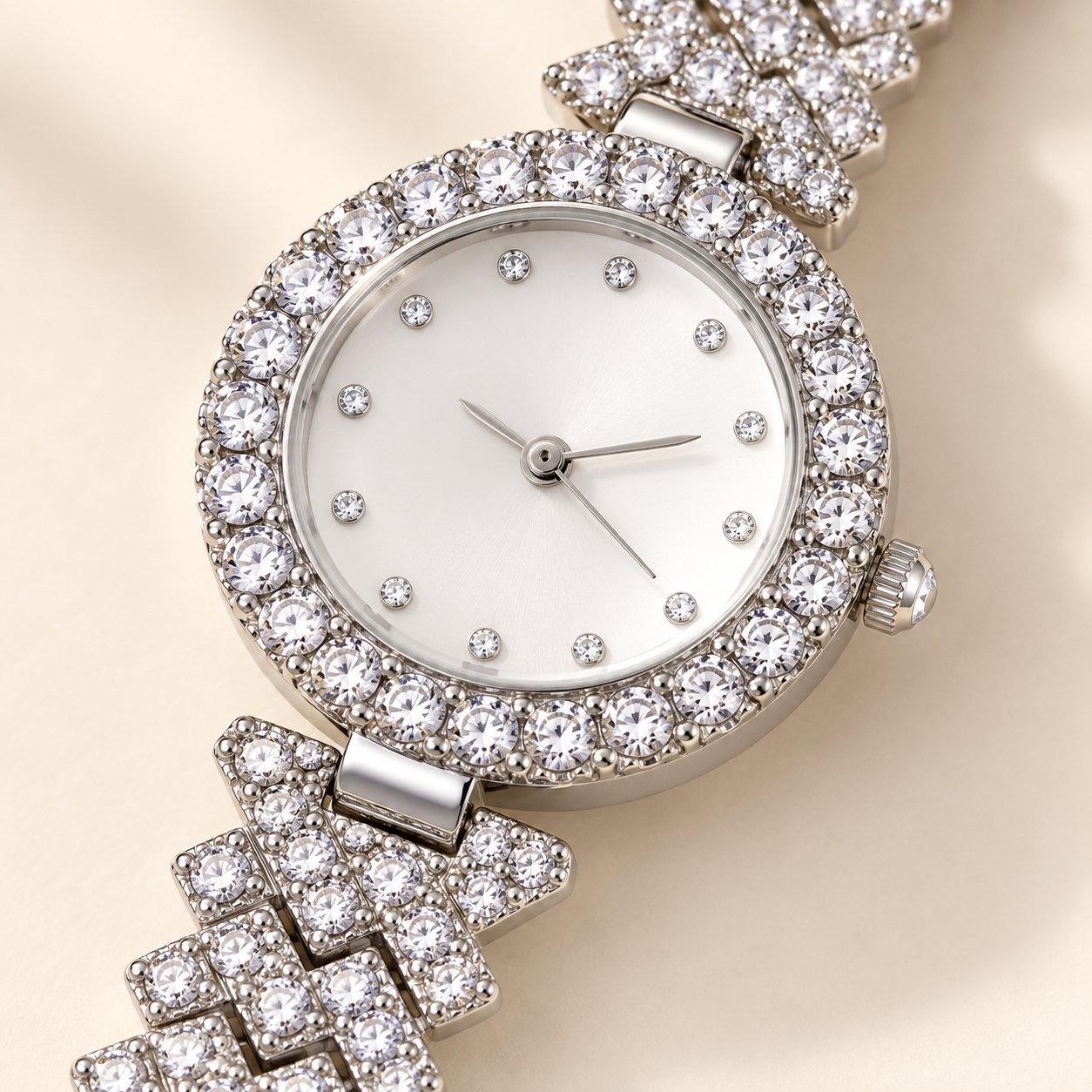 Iced out Uhr Damen Set Silber 6-teilig: Nahaufnahme von Zifferblatt und Lünette