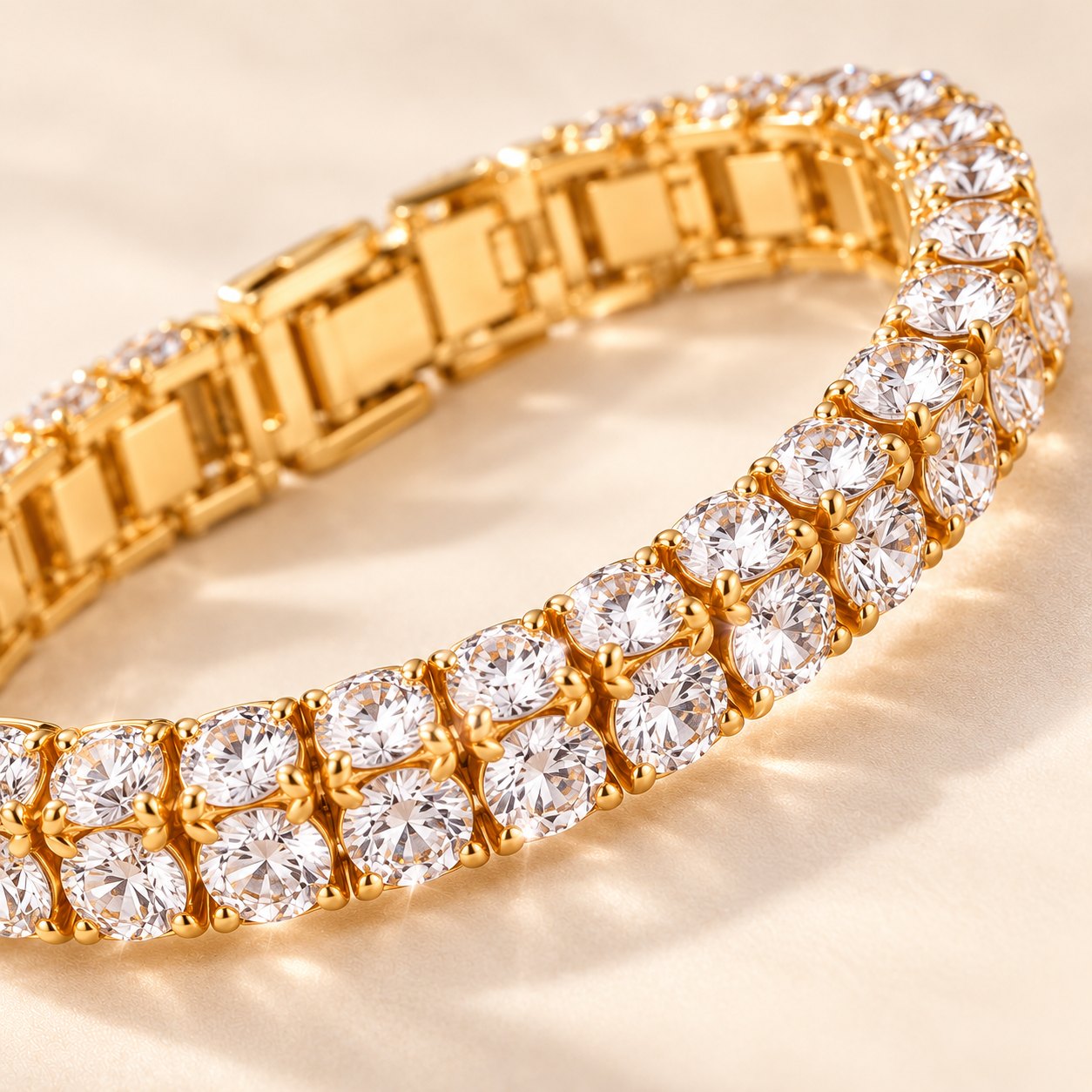 Iced out Damenuhr mit Tennisarmband: Nahaufnahme von Armband