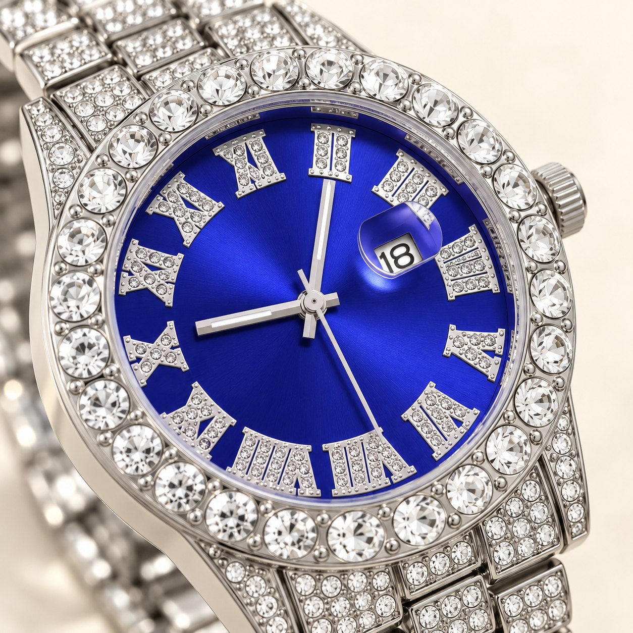 Iced out Uhr mit blauem Zifferblatt: Nahaufnahme von Zifferblatt und Lünette