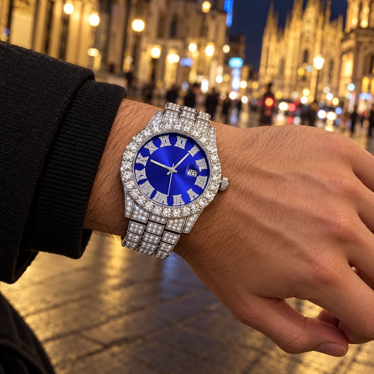 Iced out Uhr mit blauem Zifferblatt in Silber nachts am Handgelenk
