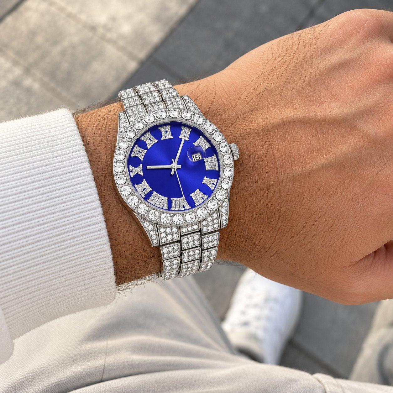 Iced out Uhr mit blauem Zifferblatt: am Handgelenk getragen, Größe im Vergleich