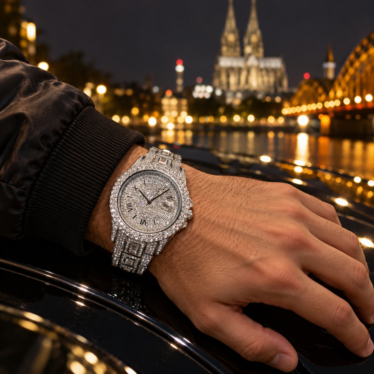 Iced out Herrenuhr in Silber am Handgelenk bei Nacht
