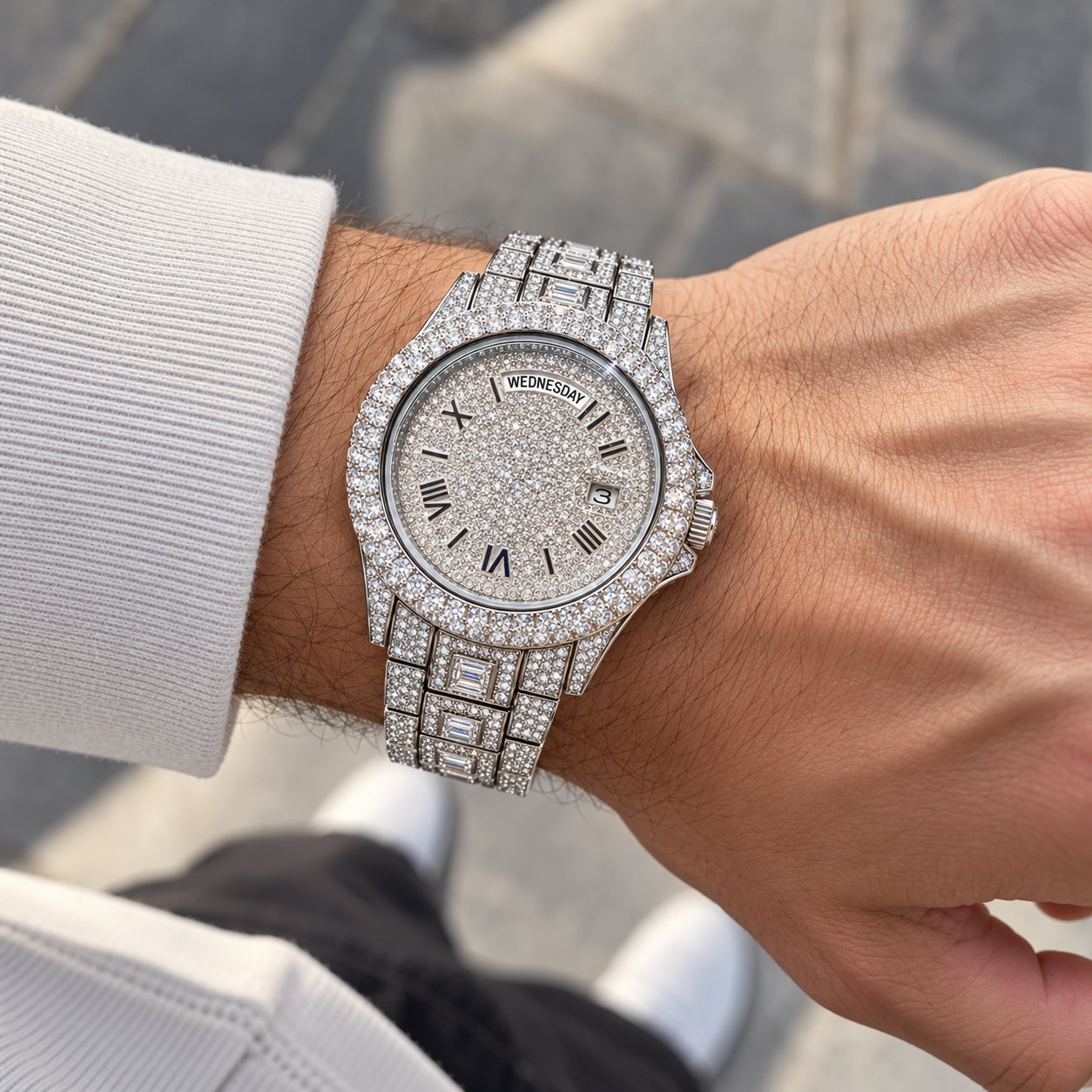 Iced out Herrenuhr aus Edelstahl: am Handgelenk getragen, Größe im Vergleich